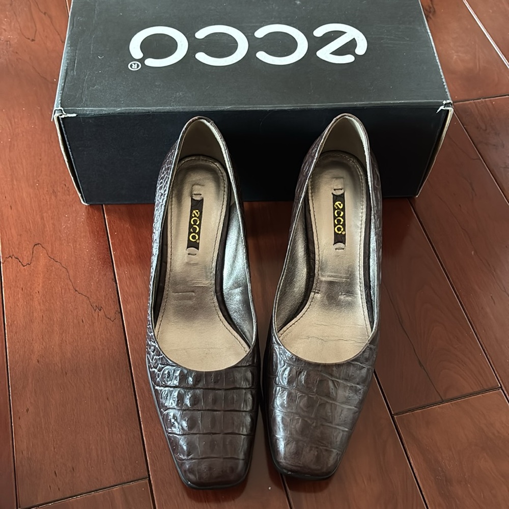Ecco Ladies Brown Leather Pump Heel | Elegant Comfort | Size EU 39 | Like new